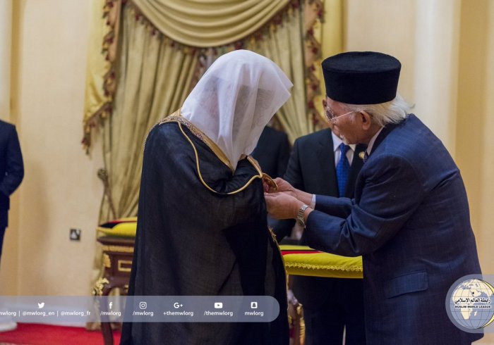  In a grand ceremony convened by the Sultan, the Kingdom of Malaysia awards Dr. Mohammed Al-Issa its highest honorary title: (Dato Sri) for his efforts in promoting moderation.