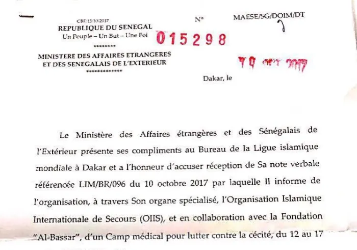 وزير الخارجية السنغالي صدّيق كابا يرفع خطاب شكر لرابطة العالم الإسلامي على إقامة المخيم الطبي  للعيون، ويثمن جهود مكتبها الإقليمي بدكار