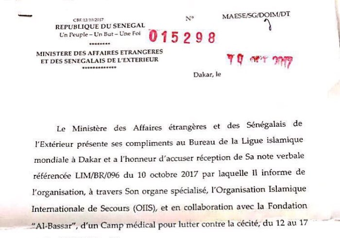 وزير الخارجية السنغالي صدّيق كابا يرفع خطاب شكر لرابطة العالم الإسلامي على إقامة المخيم الطبي  للعيون، ويثمن جهود مكتبها الإقليمي بدكار