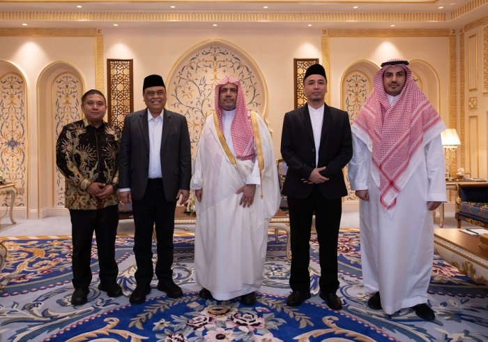 At the MWL’s headquarters in Makkah, His Excellency Sheikh Dr. Mohammed Alissa, Secretary-General of the MWL, Chairman of the Organization of Muslim Scholars, met with Dr. Syafruddin Kambo