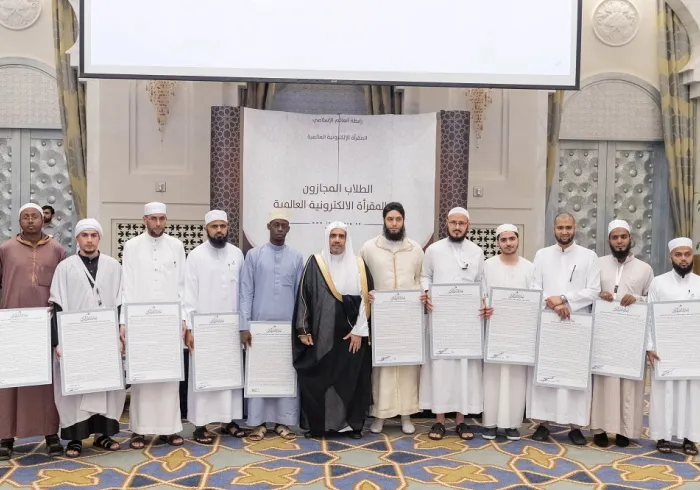 ‏أكثرُ من 5500 حافظ وحافظة لكتاب الله تعالى، مجازين بالسند المتصل إلى سيدنا ونبينا الكريم ﷺ، وذلك عبر"المقرأة الإلكترونية"، و"المعاهد القرآنية"، التابعة لرابطة العالم الإسلامي، يتوزعون في 78 دولةً إسلاميةً ودول الأقليات