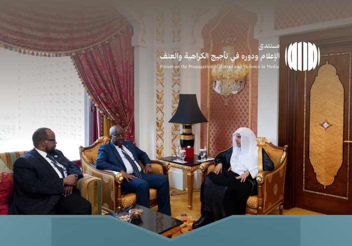‏في إطار أعمال المنتدى الدولي: "الإعلام ودوره في تأجيج الكراهية والعنف.. مخاطر التضليل والتحيز": ‏التقى معالي الأمين العام، رئيس هيئة علماء المسلمين، فضيلة الشيخ د. ⁧‫محمد العيسى‬⁩‬⁩ بجدة، معالي وزير الإعلام والثقافة والسياحة في جمهورية الصومال الفيدرالية، السيد داوود أويس جامع. ‏وجرى خلال اللقاء مناقشةُ جملةٍ من الموضوعات ذات الاهتمام المشترك، إضافة إلى بحث تفعيل مخرجات المنتدى ونشر توصياته، ولا سيما ميثاق جدة للمسؤولية الإعلامية.