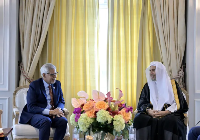 التقى معالي الأمين العام، رئيسُ هيئة علماء المسلمين، فضيلةُ الشيخ د.⁧‫محمد العيسى‬⁩ ‬⁩، في مقرّ إقامة فضيلته بمدينة “نيويورك"، الأمينَ العام للاتحاد الدولي للصليب الأحمر والهلال الأحمر، معالي السيد جاغان تشاباغين