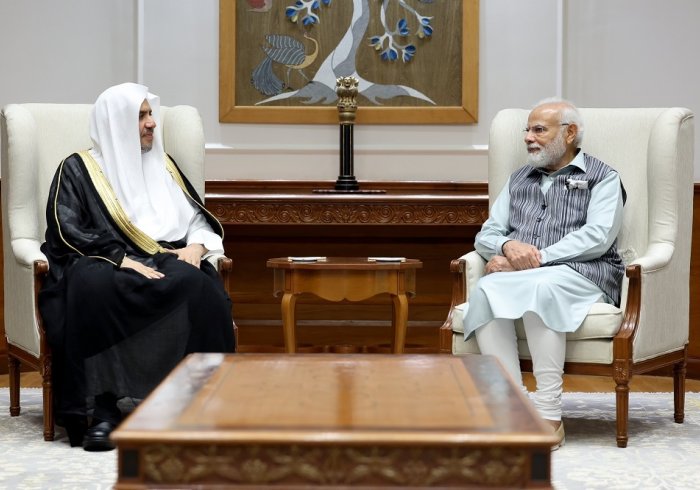 Pada awal kunjungannya ke India, beliau bertemu dengan seluruh komponen India: