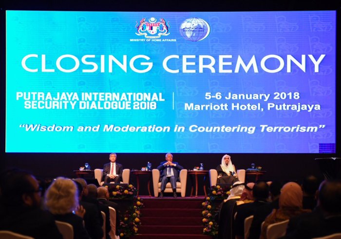 Accompanied by both their Excellencies Malaysian PM & DPTY PM, HE Dr. Muhammad Alissa, MWL SG sits at the inauguration platform of Intl. Conf. on "Moderation & Wisdom in facing Terrorism" organized by Malaysian Government