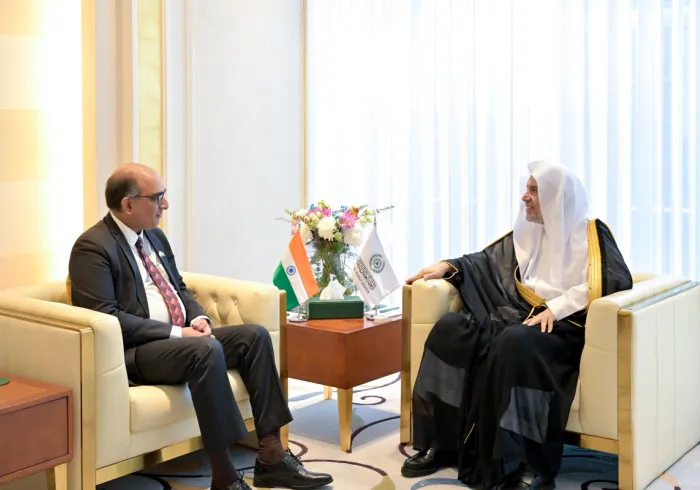 استقبلَ معالي الأمين العام، رئيسُ هيئة علماء المسلمين، فضيلةُ الشيخ د. محمد العيسى، في مكتبِه بالرياض، ظُهرَ اليوم، سعادةَ سفير جمهورية الهند لدى المملكة العربية السعودية، السيد فيبول.