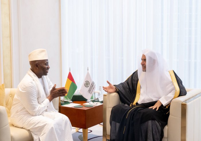 Yang Mulia Sekretaris Jenderal LMD, Ketua Organisasi Ulama Muslim, Syekh Dr. Mohammed Alissa , menerima kunjungan Yang Mulia Duta Besar Republik Guinea-Bissau untuk Kerajaan Arab Saudi