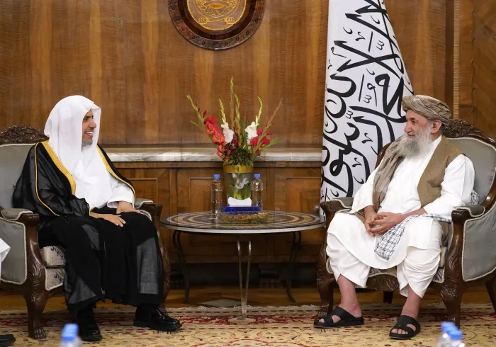 Yang Mulia Perdana Menteri Afghanistan, Mullah Mohammad Hassan Akhund, menyambut Yang Mulia Sekretaris Jenderal LMD, Ketua Organisasi Ulama Muslim, Syekh Dr. Mohammed Alissa