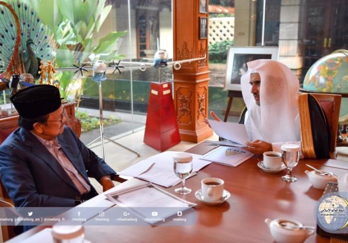 ‏معالي الأمين العام ملتقياً فخامة الرئيس الإندونيسي الأسبق الدكتور بحر الدين يوسف حبيبي، حيث احتفى فخامته بمعاليه في منزله الخاص بجاكرتا