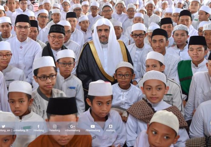 ‏معالي الأمين العام ملتقياً أثناء زيارته لإندونيسيا طلاب مدارس تحفيظ القرآن الكريم حيث رحبوا به وشاركوه فرحة افتتاح عدد من مدارس التحفيظ