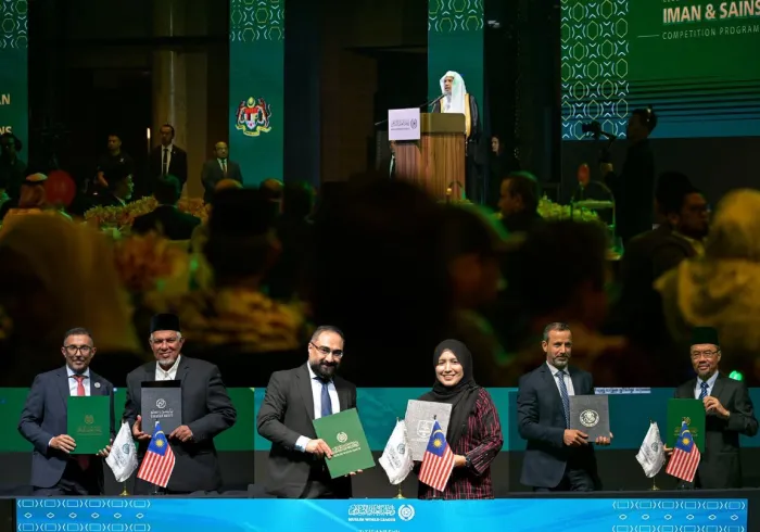Este mediodía, en la capital malasia, en presencia de ulemas de todo el mundo, de personalidades ministeriales y de rectores de universidades