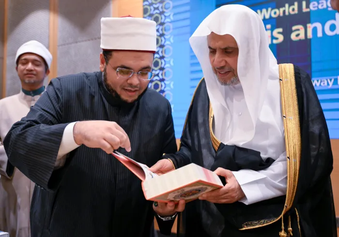 عقَدَ معالي الأمين العام، رئيسُ هيئة علماء المسلمين، فضيلةُ الشيخ د.⁧‫ محمد العيسى‬⁩ ‬⁩، في العاصمة الماليزية "كوالالمبور"، اجتماعًا مع كبار علماء ماليزيا من عموم الولايات، يتقدَّمُهم سماحةُ الإمام الأكبر المفتي العام لماليزيا، الشيخ فواز أحمد فاضل