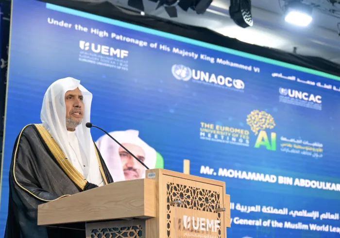 باستضافة الجامعة الأورومتوسطية بمدينة "فاس"، ومشاركة شخصياتٍ عالميةٍ، والممثّل السامي للأمم المتحدة لتحالف الحضارات، إلى جانب نُخبةٍ من الأكاديميين والمفكرين من 75 دولة، وشركاء الجامعة، بحضورٍ تجاوزَ 2000 شخص