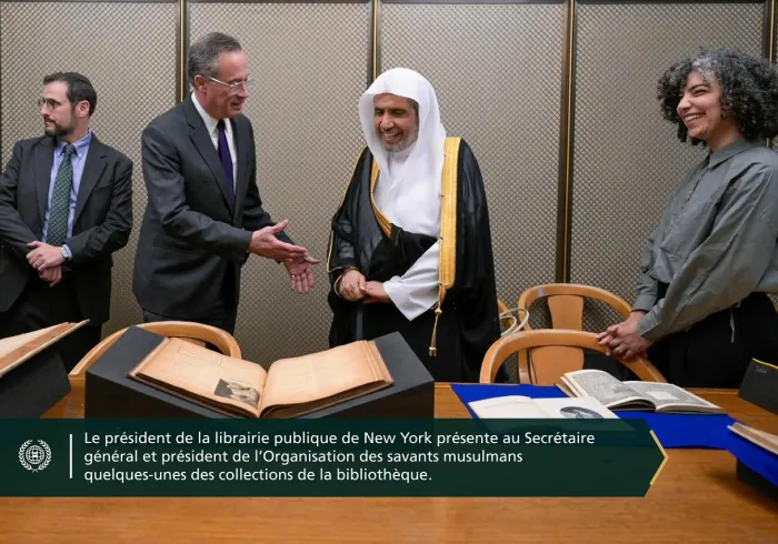 Dans la troisième plus grande bibliothèque au monde: La Bibliothèque publique de New York a accueilli le Secrétaire général, cheikh Mohammed Al-Issa . Il a été reçu par le président de la bibliothèque, accompagné de plusieurs responsables de l’institution