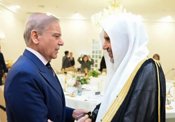 El Primer Ministro de la República Islámica de Pakistán, Sr. Muhammad Shehbaz Sharif, recibió, en su despacho de Islamabad, al Sheij Dr. Mohammed Al-Issa, Secretario General