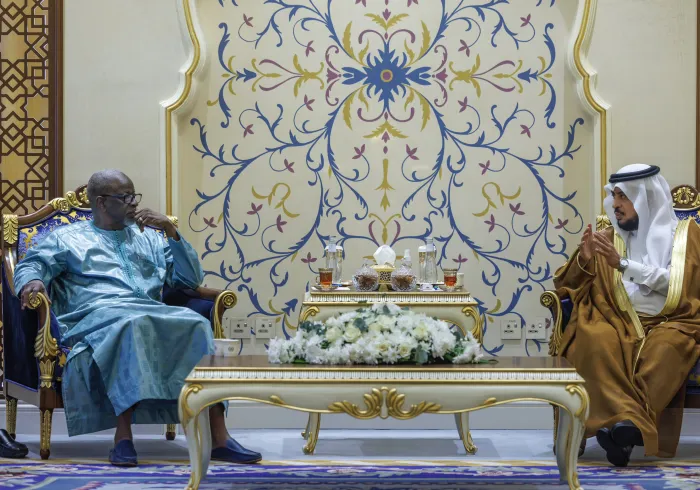 Yang Mulia Wakil Sekretaris Jenderal, Dr. Abdulrahman Al-Zaid, menerima delegasi tingkat tinggi dari Republik Gambia di kantor pusat LMD di Makkah.