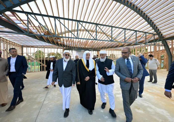 ‏تفقد معالي الأمين العام، رئيسُ هيئة علماء المسلمين، فضيلةُ الشيخ الدكتور محمد العيسى‬⁩ ‬⁩، المرحلة الأولى لإنشاء المركز الإسلامي في أوكلاند، وشارَكَ في غَرْس شجرة زيتون السَّلام، داخل المقر