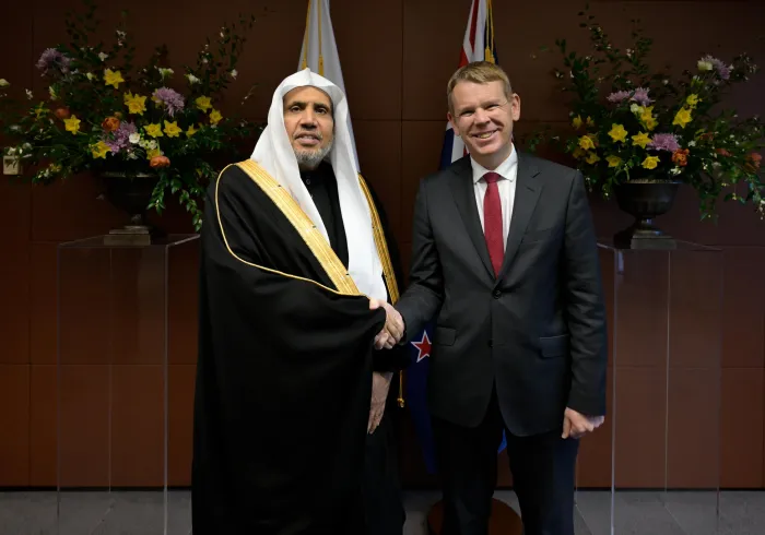التقى معالي الأمين العام، رئيسُ هيئة علماء المسلمين، فضيلةُ الشيخ د.⁧‫محمد العيسى‬⁩ ‬⁩، في مقرّ البرلمان بالعاصمة النيوزيلندية "ويلينغتون"، دولةَ رئيس الوزراء السابق، رئيس حزب العمال، زعيمَ المعارضة في البرلمان النيوزيلندي، السيد كريس هيبكنز