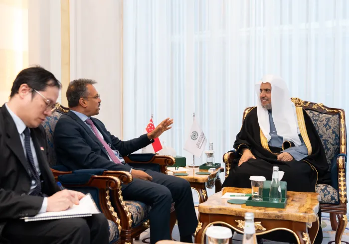 Yang Mulia Sekretaris Jenderal LMD, Ketua Asosiasi Ulama Muslim, Syekh Dr. Mohammed Alissa , menerima Duta Besar Republik Singapura untuk Kerajaan Arab Saudi
