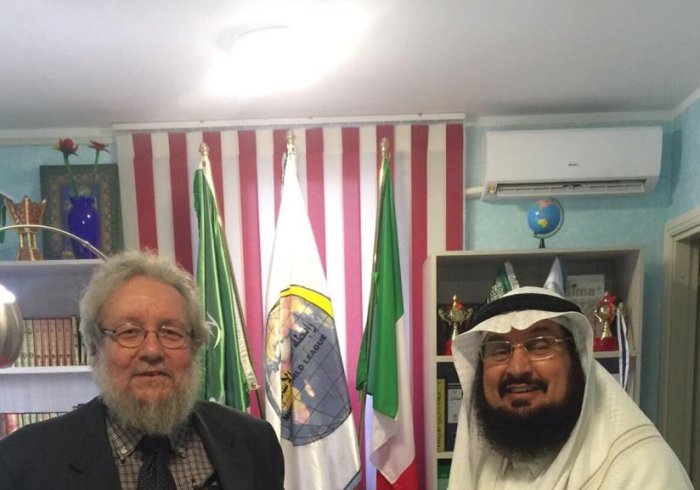 ‏قام البروفيسور فرانشيسكو الأستاذ بالمعهد البابوي في الفاتيكان بزيارة لمدير مكتب الرابطة بإيطاليا د. ع سرحان؛ تعزيزاً للعلاقة بين الجانبين