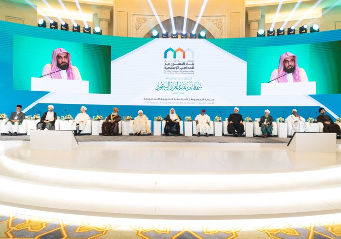 “To Resolve Confusion on Major Ummah Issues”  This statement reaffirms the dual objectives of the conferences: to foster understanding and cooperation among Islamic sects towards achieving shared objectives