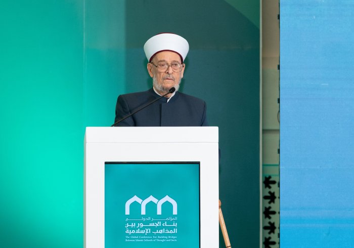 Le président de l'Académie irakienne de la jurisprudence islamique cheikh Ahmed Hassan Al-Taha, lors de la séance de clôture de la conférence : « Construire des ponts entre les écoles islamiques » :