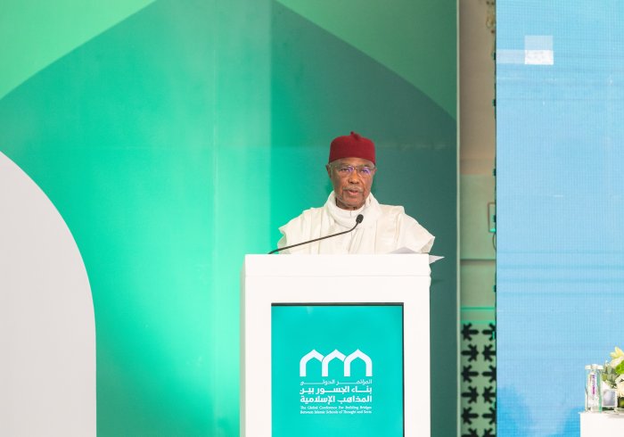 Le Secrétaire Général de l'Organisation de la Coopération islamique, M. Hussein Ibrahim Taha, lors de la séance d'ouverture de la conférence : « Construire des ponts entre les écoles islamiques » :