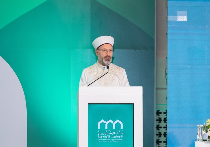 Le Président des Affaires Religieuses de la République de Turquie, cheikh Ali ben Abdul Rahman Erbaş, lors de la séance d'ouverture de la conférence :