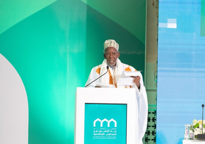 Le Président de l'Union islamique africaine, cheikh Mohammed Al-Mahi ben Cheikh Ibrahim Niass, lors de la séance d'ouverture de la conférence : « Construire des ponts entre les écoles islamiques » :