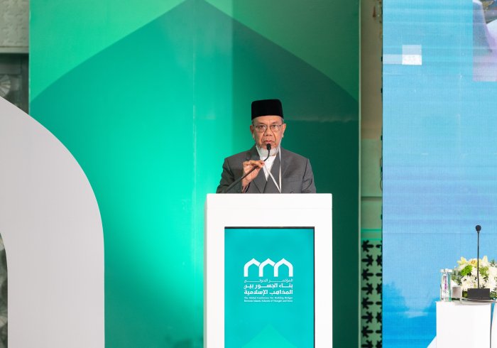 Le Président de l'Association des savants malaisiens, cheikh Wan Mohammed ben Abdulaziz, lors de la séance d'ouverture de la conférence : « Construire des ponts entre les écoles islamiques » :