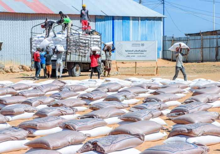The Muslim World League continues to implement its project to distribute Ramadan Food Baskets to those in need in the Islamic world and the countries with Muslim minorities. Here, the MWL team is distributing Ramadan Food Baskets to people in Somalia.