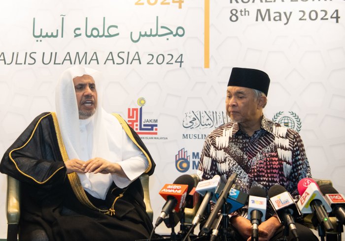 El Secretario General, el Sheij Mohammed Al-Issa, durante la conferencia de prensa con los medios asiáticos, después de la inauguración del "Consejo de Sabios de la ASEAN"