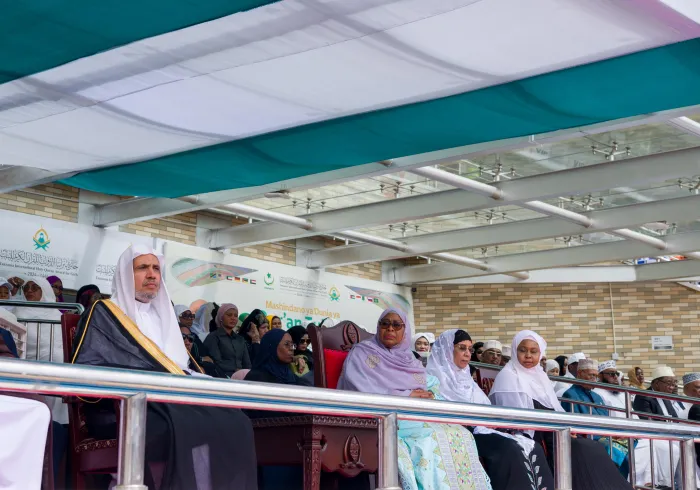 Acara pertemuan Al-Qur'an terbesar di benua Afrika untuk menghormati "para hafizah Al-Qur'an".  yang bersejarah yang diluncurkan oleh Liga Muslim Dunia dengan kehadiran Yang Mulia Sekretaris Jenderal LMD, Ketua Asosiasi Ulama Muslim, Syekh Dr. Alissa
