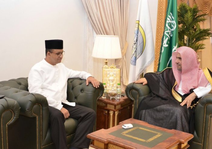 Le SG rencontrant à son bureau de La Mecque aujourd'hui le gouverneur indonésien de Jakarta D. Anis Ba Swaidan.