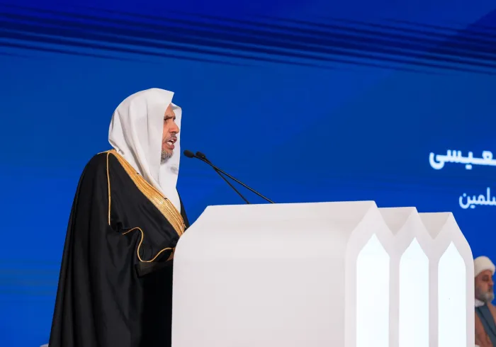 اکنون در حال حاضر برگزاری جناب دبیرکل، و رئیس انجمن علمای مسلمان، آقای دکتر شیخ محمد العیسی    در نشست افتتاحیه کنفرانس ایجاد پل های ارتباطی میان مذاهب اسلامی