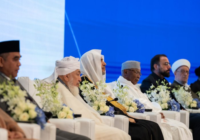 Cheikh Abdallah bin Cheikh Al-Mahfoudh bin Bayyah, Président du Conseil des Émirats pour les avis juridiques, membre du Conseil supérieur de la Ligue, membre de l’Académie du Fiqh islamique