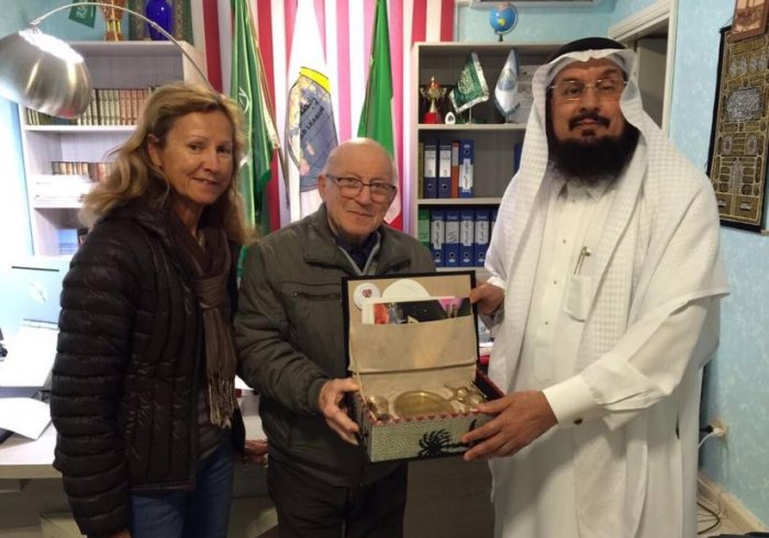 ‏قام الفيزيائي الإيطالي سارتير وزوجته بزيارة لمكتبنا بروما مهدياً كتابه"الطبيعة وما وراء الطبيعة" مثبتاً فيه براهين الخالق في مواجهة الإلحاد.