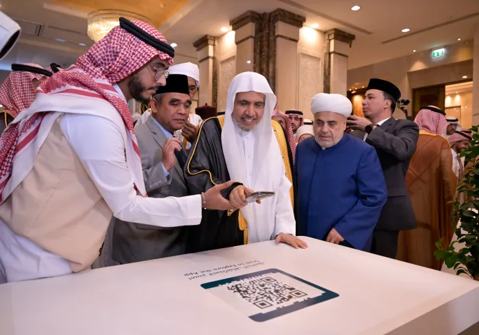 اللحظاتُ الأولى لتدشين تطبيق "مِنهاج"، ثم "تحميلِه" على الهواتف من قِبَل عددٍ من أصحابِ السَّماحةِ والفضيلة والمعالي، من كبارِ علماءِ العالم الإسلامي ودول الأقليّات وعدد من كبار الشخصيات الإسلامية