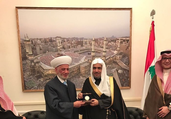 His Eminence the Mufti of Lebanon hands His Excellency the Secretary-General the medal of Dar al-Fatwa in Lebanon, praising Dr. Al-Issa’s speech at the cultural-spiritual meeting held in Lebanon.