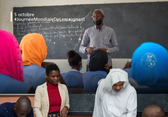 La Ligue islamique mondiale soutient l’enseignant dans sa mission : inculquer les valeurs, éveiller les consciences et transmettre le savoir. Elle est convaincue que son autonomisation est un investissement dans l’avenir des générations.