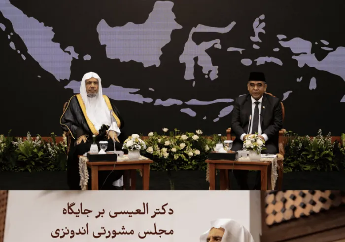 دبیرکل بر جایگاه مجلس مشورتی اندونزی، با حضور رئیس، نواب و اعضای آن رئیس مجلس مشورتی اندونزی، جناب آقای احمد موزانی، از جناب دبیرکل، رئیس انجمن علمای مسلمانان، اقاي دكتر شيخ محمد العیسی در مقر مجلس مشورتی در پایتخت، جاکارتا