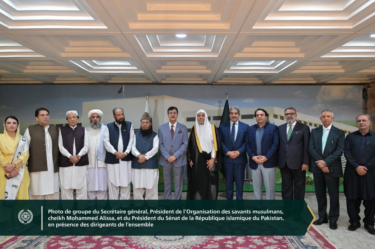 en présence de l’ensemble des partis politiques pakistanais et des membres du Sénat :