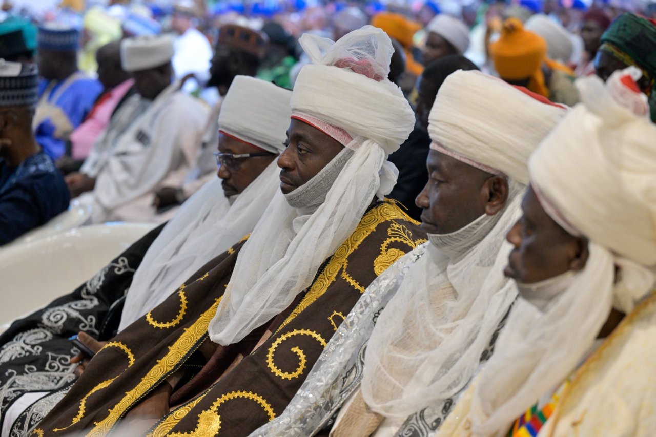 El Sheij Dr. Mohammed Al-Issa, lanzó en Abuya, capital de Nigeria, la iniciativa de la Liga en favor de la paz social en África Occidental, con motivo de su conferencia internacional titulada:«Diversidad y paz social: una alianza para un futuro prometedor