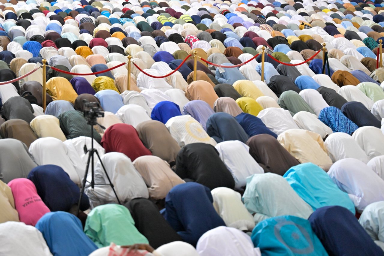 H.E. Sheikh Dr. Mohammed Al-Issa delivers the Friday sermon and leads the worshippers in prayer, focusing his sermon on the guidance of the Holy Qur’an to that which is most upright