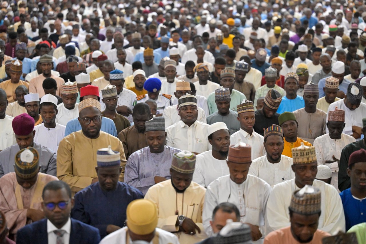 H.E. Sheikh Dr. Mohammed Al-Issa delivers the Friday sermon and leads the worshippers in prayer, focusing his sermon on the guidance of the Holy Qur’an to that which is most upright