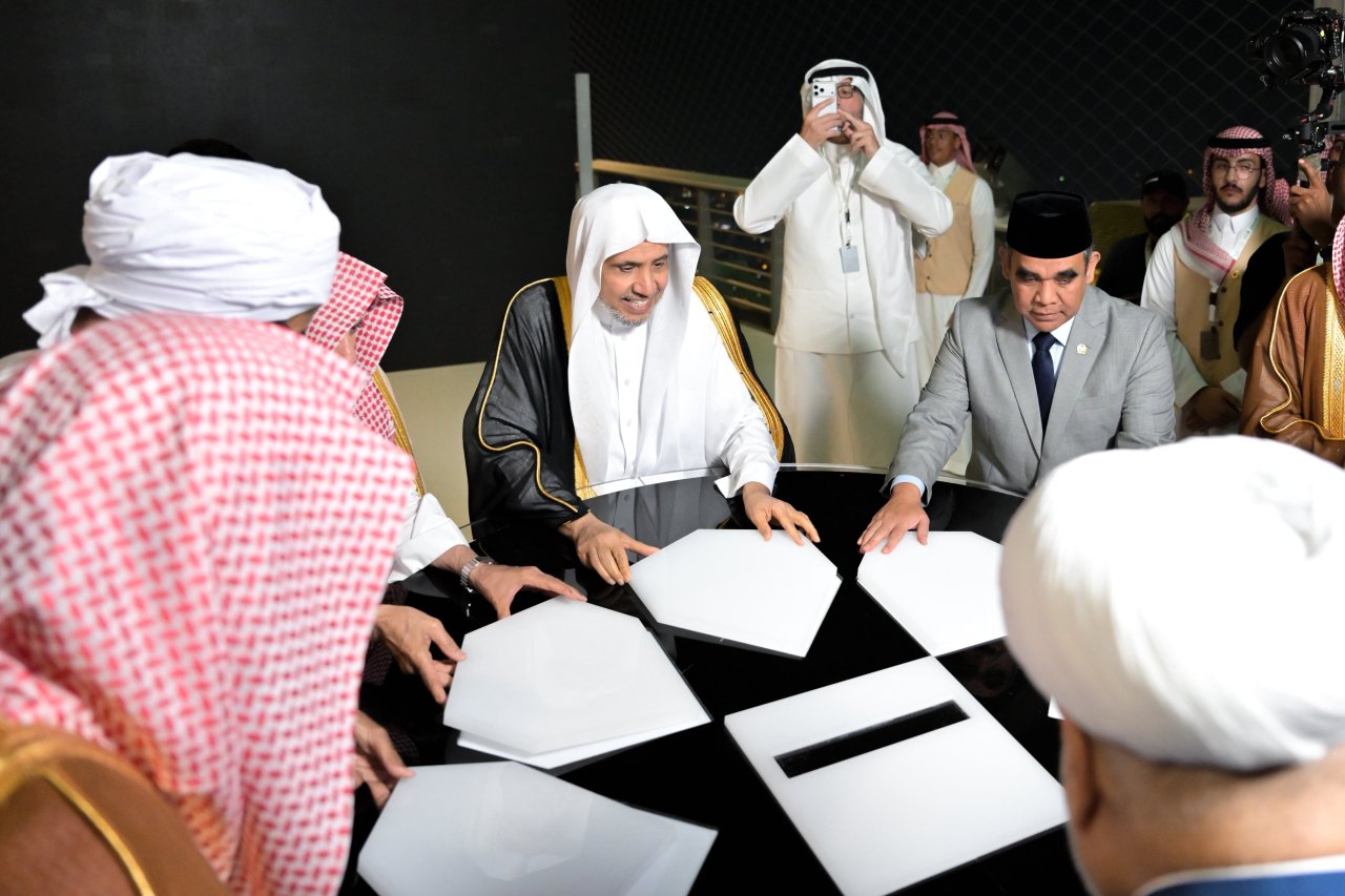 هُنا، حيث فُتِحَتْ صفحةٌ جديدةٌ من الموثوقيّة الشرعيّة في الفضاء الرقمي الإسلامي؛ انطلاقةُ تطبيق &quot;مِنهاج&quot;: