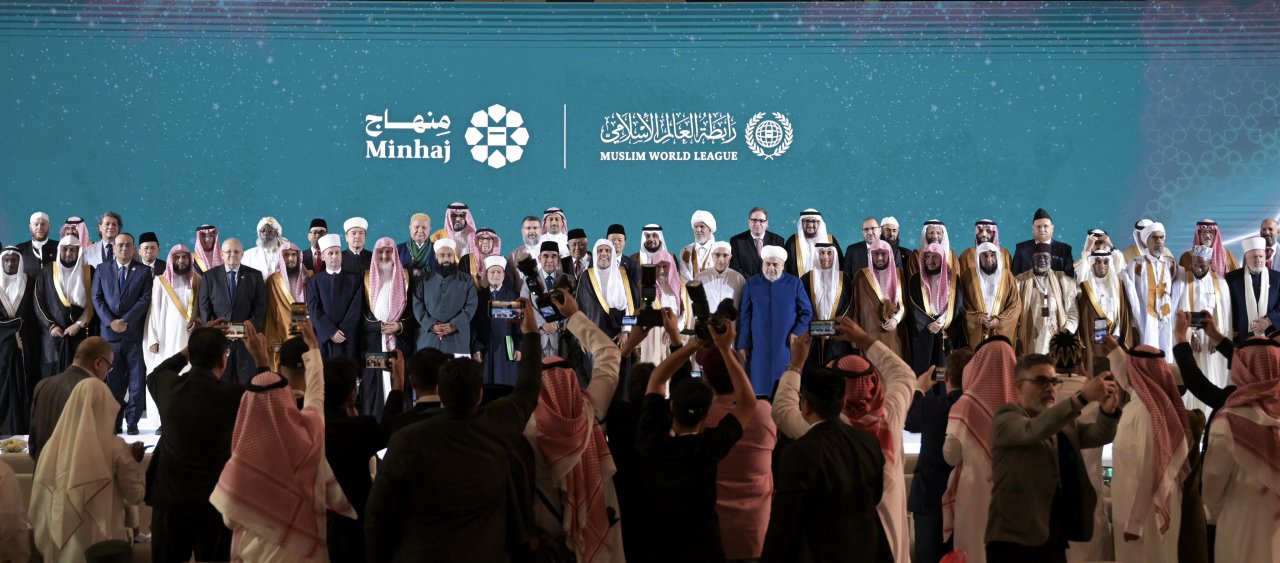 هُنا، حيث فُتِحَتْ صفحةٌ جديدةٌ من الموثوقيّة الشرعيّة في الفضاء الرقمي الإسلامي؛ انطلاقةُ تطبيق &quot;مِنهاج&quot;: