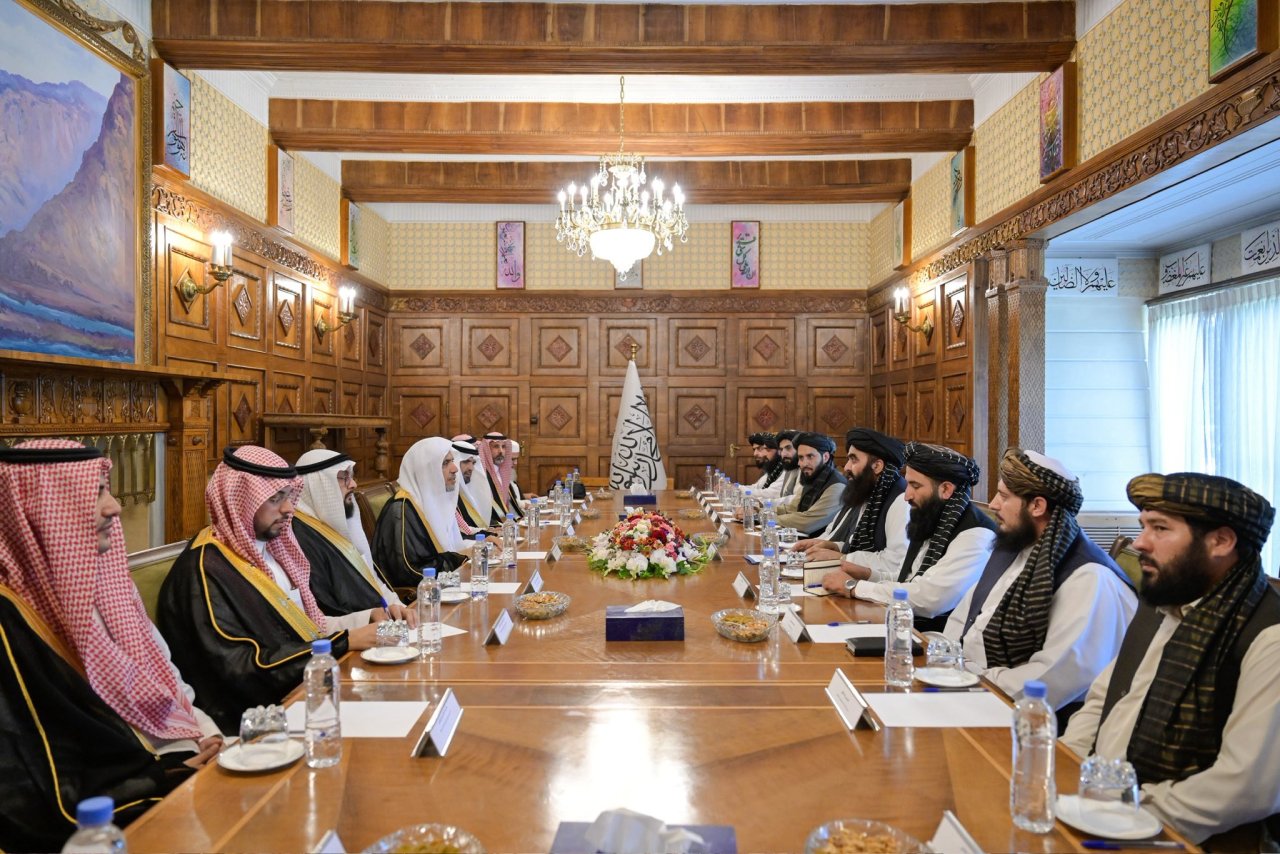 H.E. Sheikh Dr. Mohammed Alissa, Secretary-General of the Muslim World League (MWL) and Chairman of the Organization of Muslim Scholars, met with H.E. Mawlawi Amir Khan Muttaqi, Minister of Foreign Affairs of Afghanistan, in the Security Council Hall at the Presidential Palace.