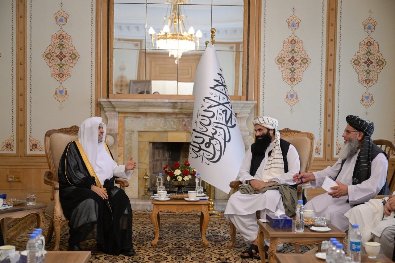 At the Chahar Chinar Palace, H.E. Sheikh Dr. Mohammed Al-issa   , Secretary-General of the MWL and Chairman of the Organization of Muslim Scholars, met with H.E. Khalifa Sirajuddin Haqqani, Minister of Interior of Afghanistan.