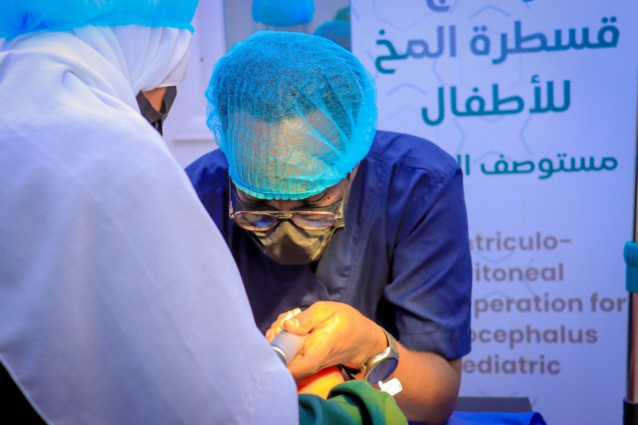 ‏تدشينُ برنامج “قسطرة المخّ للأطفال” في &quot;هرجيسا&quot; بالصومال.  ‏يُنفَّذُ البرنامجُ في مستوصف السَّلام الطبي، التابع لرابطة العالم الإسلامي، ويتمُّ خلالَه إجراء جراحات قسطرةٍ تداخُلية دقيقة في المُخ، على يد طاقمٍ طبيٍّ من نُخبة الاستشاريين والمُتخصصين.